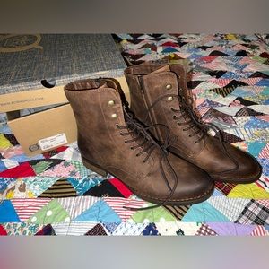 Born combat boots style Boreen